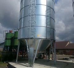 smooth wall grain silo with hopper and ladder
